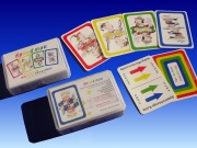 Die schnelle Spielvariante des bekannten MauMau Kartenspiel mit eigenen und speziellen Spielcharakter vom Spieleautor entwickelt. Aufgrund der Doppelung der Spielkarten und Aktionskarten entsteht mächtiger Spielspaß. Das Speedmau Kartenspiel ist die überregionale Version des Speedcard Kartenspiel ab 6 Jahren. Die Herstellung des Kartenspiels ist überwiegend von Hand gemacht.